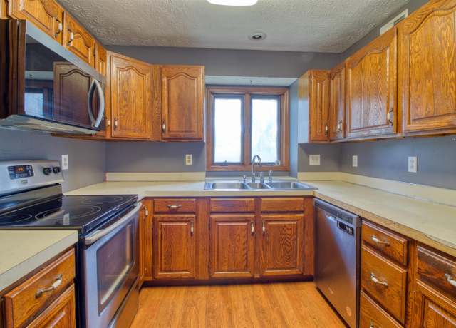 Property at 9500 Dawn Dr, Plattsmouth, NE 68048, 4 beds, 3 baths