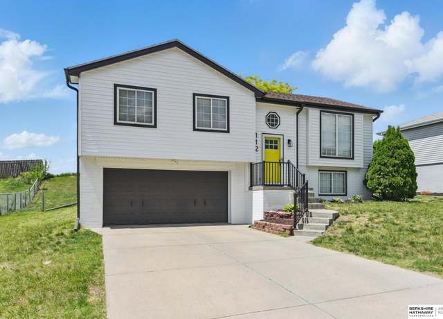 Property at 112 Citadel Dr, Papillion, NE 68133, 3 beds, 2 baths