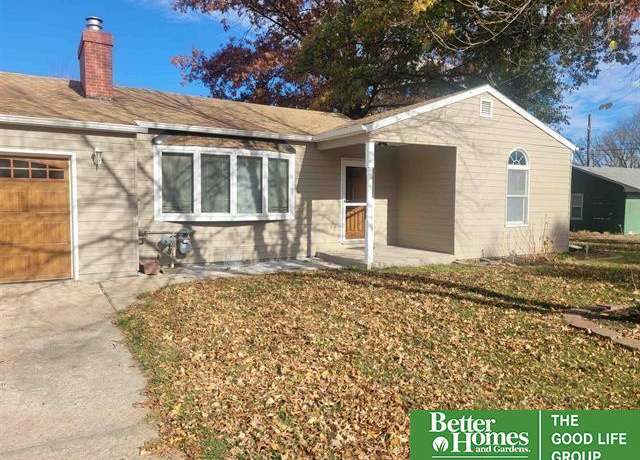 Property at 1001 E 14th St, York, NE 68467, 2 beds, 1.5 baths