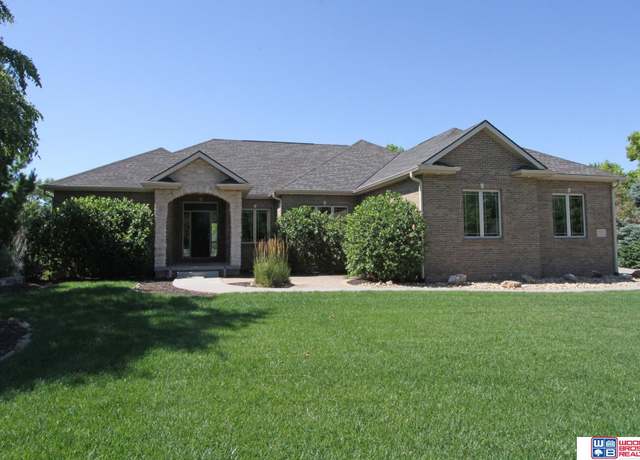 Property at 2533 Southview Cir, Lincoln, NE 68512, 6 beds, 4 baths