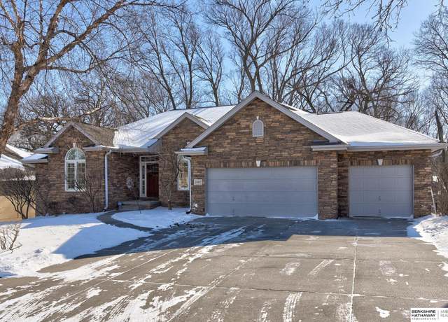 Property at 11815 Windcrest Dr, Papillion, NE 68133, 4 beds, 3.5 baths