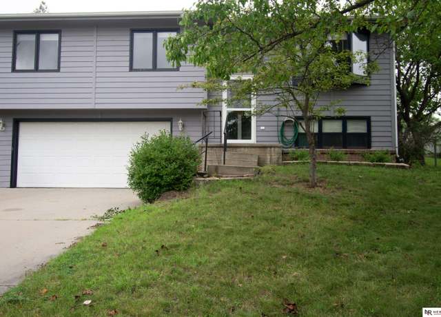 Property at 1520 N Gate Cir, Lincoln, NE 68521, 3 beds, 2 baths