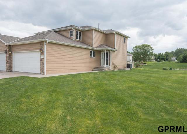 Property at 7739 Phares Dr, Lincoln, NE 68516, 2 beds, 2.5 baths