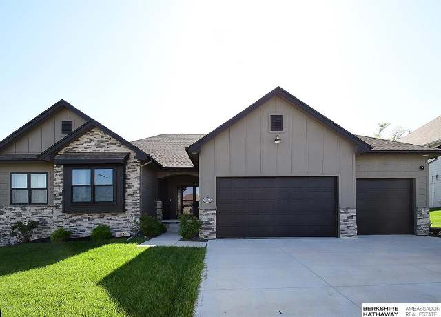Property at 10309 S 102 St, Papillion, NE 68046, 5 beds, 3 baths