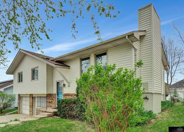 Property at 901 W Custer St, Lincoln, NE 68521, 3 beds, 2.5 baths
