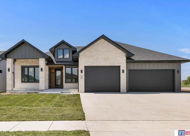 Property at 9405 S 86th St, Lincoln, NE 68526, 4 beds, 3 baths