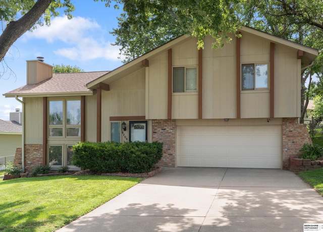 Property at 9705 S 21st Ave, Bellevue, NE 68123, 3 beds, 2.5 baths