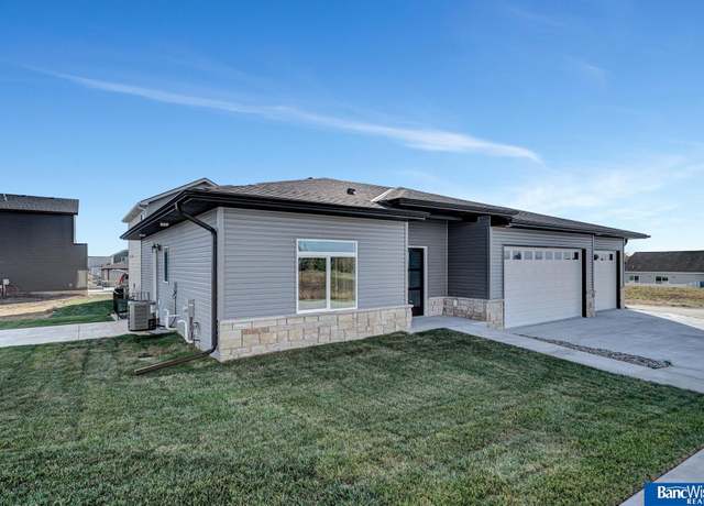 Property at 5814 S 94th St, Lincoln, NE 68526, 2 beds, 2 baths