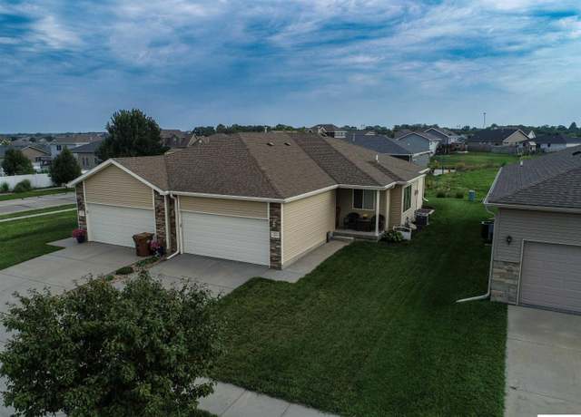 Property at 971 Palmetto Ln, Lincoln, NE 68521, 2 beds, 2.5 baths