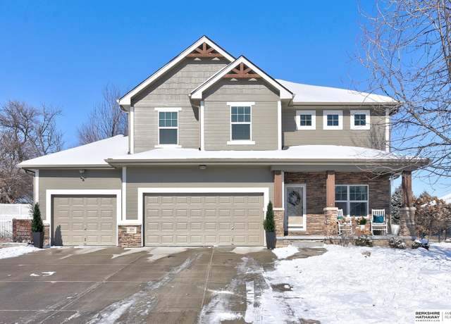Property at 904 Woodland Ave, Papillion, NE 68046, 4 beds, 2.5 baths