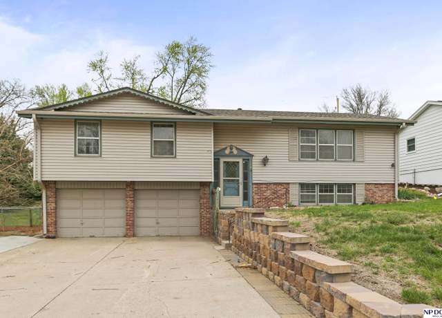 Property at 9728 Erskine St, Omaha, NE 68134, 3 beds, 2.5 baths