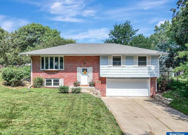Property at 5946 Elkcrest Dr, Lincoln, NE 68516, 4 beds, 2 baths
