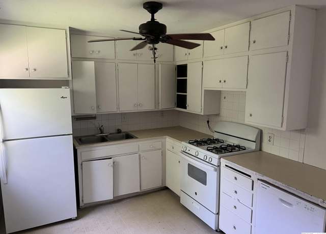 Property at 7524 Valley Rd, La Vista, NE 68128, 3 beds, 1 bath