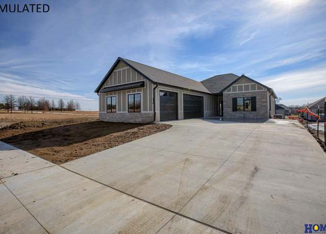 Property at 9701 Hillcrest Trl, Lincoln, NE 68520, 4 beds, 3 baths