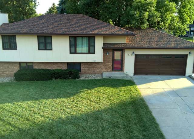 Property at 932 Woodcrest Ct, York, NE 68467, 3 beds, 2 baths