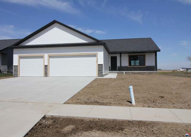 Property at 1024 W Panorama Rd, Lincoln, NE 68523, 4 beds, 3 baths