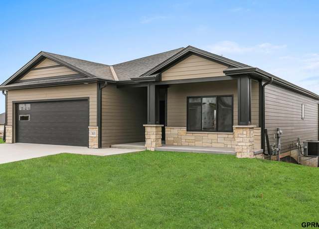 Property at 303 N 105th St, Lincoln, NE 68527, 4 beds, 3 baths