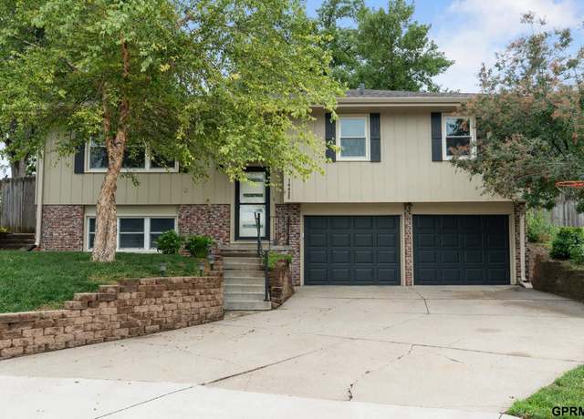 Property at 14405 Holmes Cir, Omaha, NE 68137, 3 beds, 2 baths
