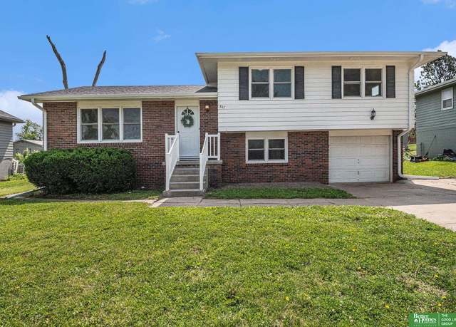 Property at 807 S Grandview Ave, Papillion, NE 68046, 3 beds, 1.5 baths