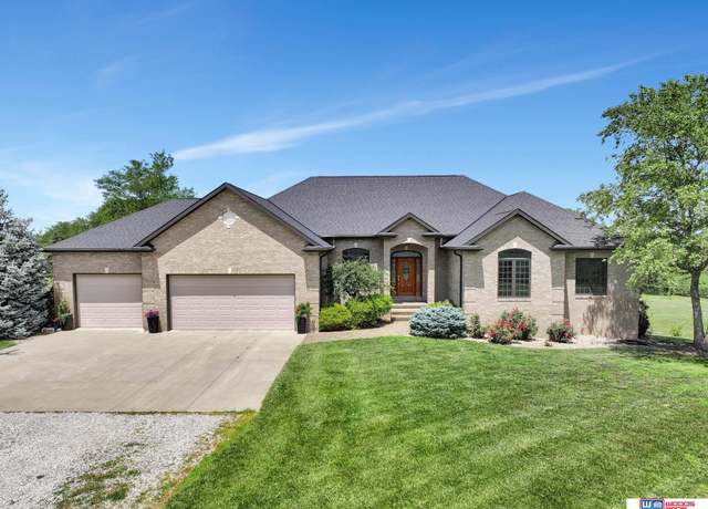 Property at 8700 Liana Ln, Lincoln, NE 68517, 5 beds, 4 baths