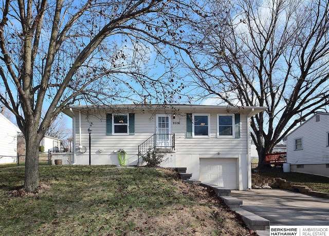 Property at 9506 Tomahawk Blvd, Omaha, NE 68134, 3 beds, 2 baths