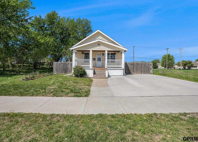 Property at 1552 N 17th St, Omaha, NE 68110, 3 beds, 3 baths