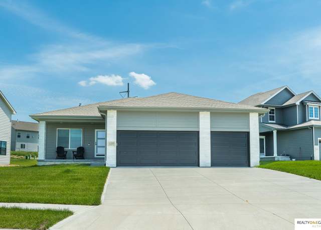 Property at 11323 Portage Cir, Papillion, NE 68046, 4 beds, 3 baths