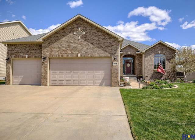 Property at 2008 N 91st St, Lincoln, NE 68505, 5 beds, 3 baths