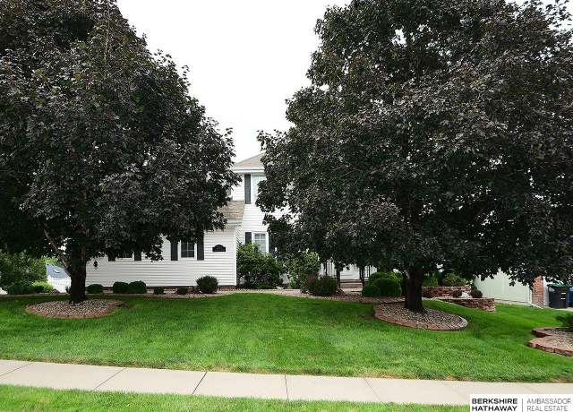Property at 17130 Patterson Dr, Omaha, NE 68135, 4 beds, 3.5 baths