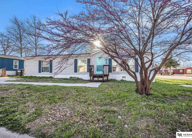 Property at 125 Gaslight Ln, Lincoln, NE 68521, 3 beds, 2 baths