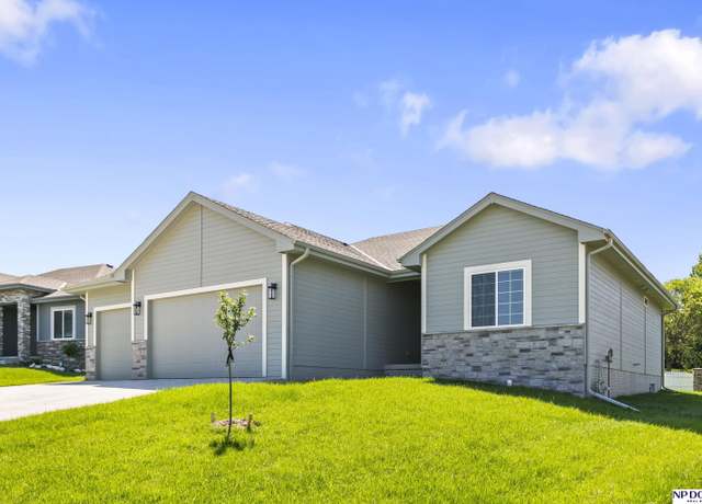 Property at 9228 S 71 Ave, Papillion, NE 68133, 3 beds, 2.5 baths