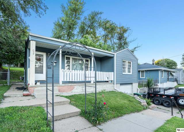 Property at 3256 S 40th St, Omaha, NE 68105, 3 beds, 2 baths