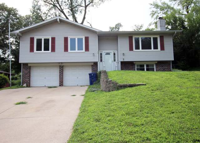 Property at 208 Sandi Ct, Bellevue, NE 68005, 3 beds, 2.5 baths
