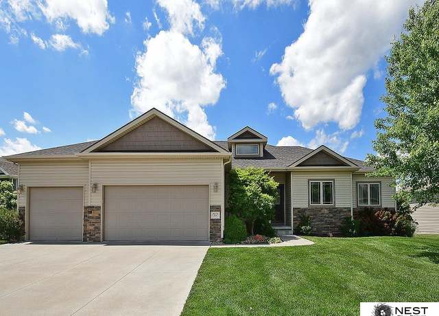 Property at 7521 Exbury Rd, Lincoln, NE 68516, 5 beds, 3 baths