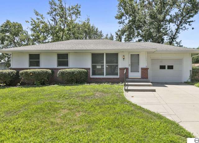 Property at 1951 Montclair Dr, Lincoln, NE 68521, 3 beds, 1.5 baths