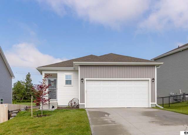 Property at 7924 N 95 Ave, Omaha, NE 68122, 3 beds, 3 baths