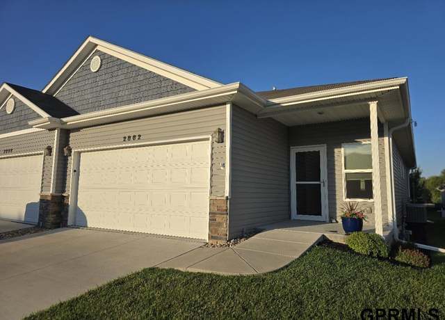 Property at 2862 Wagon Dr, Lincoln, NE 68507, 2 beds, 2.5 baths
