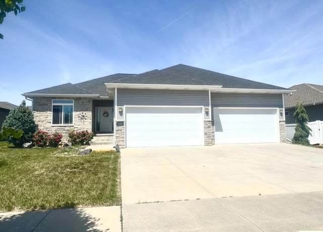 Property at 1225 N 101st St, Lincoln, NE 68527, 4 beds, 3 baths
