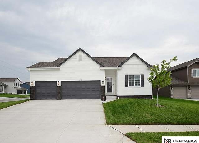 Property at 11312 Horizon Cir, Papillion, NE 68046, 4 beds, 3 baths