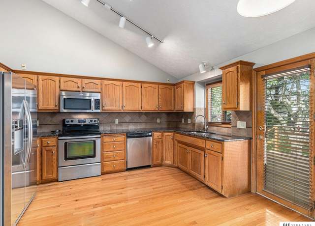 Property at 7824 La Vista Dr, La Vista, NE 68128, 3 beds, 3 baths