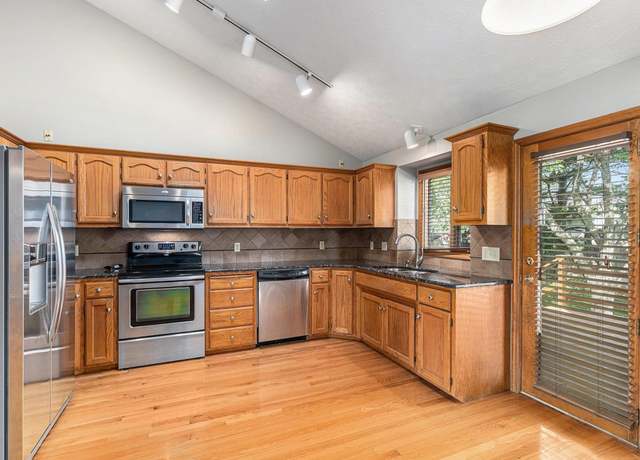 Property at 7824 La Vista Dr, La Vista, NE 68128, 3 beds, 3 baths