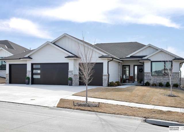 Property at 18119 Miami St, Omaha, NE 68022, 5 beds, 3 baths
