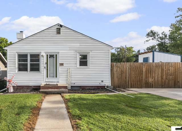 Property at 940 Knox St, Lincoln, NE 68521, 3 beds, 1 bath