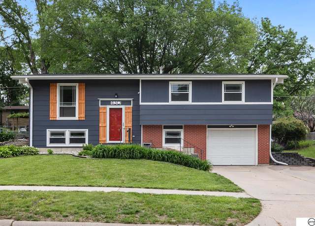 Property at 430 W Broadview Dr, Lincoln, NE 68505, 3 beds, 2 baths