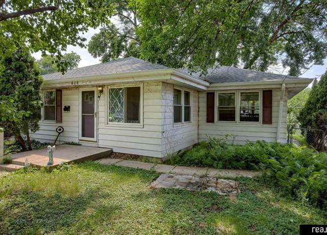 Property at 626 N 44th St, Omaha, NE 68131, 2 beds, 1.5 baths