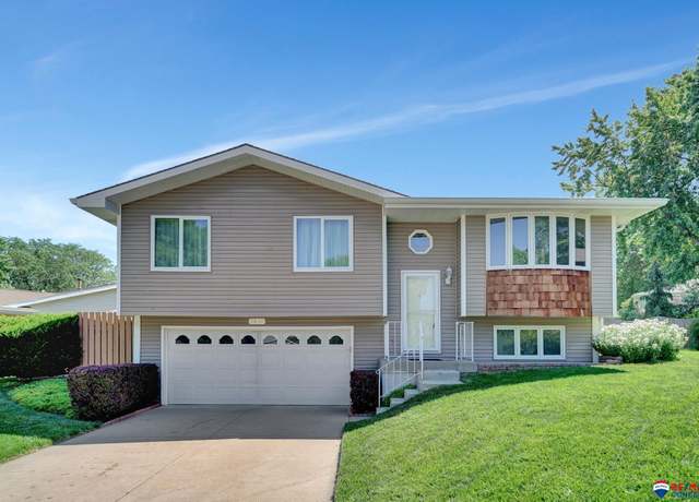 Property at 5420 Tamarisk Ct, Lincoln, NE 68516, 2 beds, 2 baths