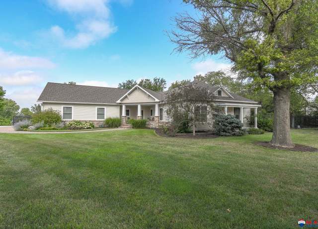 Property at 5901 SW 12th St, Lincoln, NE 68523, 4 beds, 3 baths