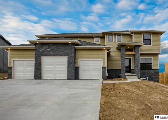 Property at 10903 Ranch Dr, Papillion, NE 68046, 5 beds, 2.5 baths