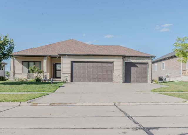 Property at 7140 Countryview Rd, Lincoln, NE 68516, 4 beds, 3 baths
