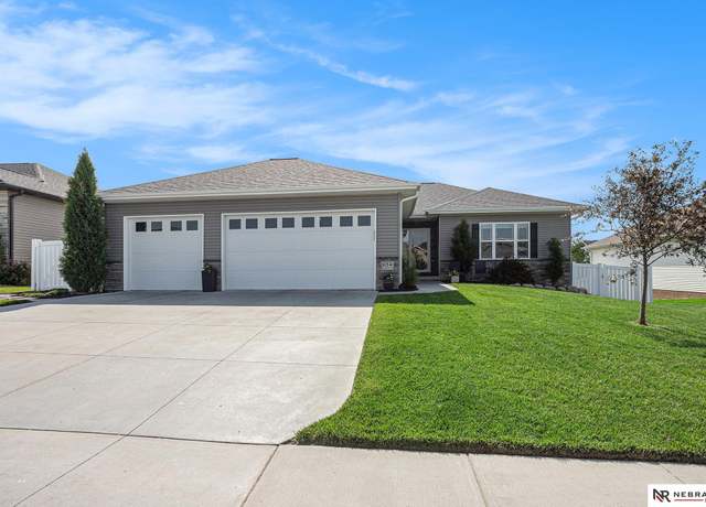 Property at 1154 N 100th St, Lincoln, NE 68527, 4 beds, 3 baths
